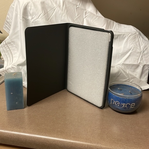 NWT Apple iPad cover, 5th generation 2020-2022. Never been used. Fits 10.9 inch. - Picture 5 of 16